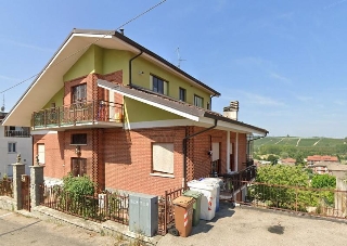 zoom immagine (Casa singola 320 mq, soggiorno, più di 3 camere, zona Grinzane Cavour)